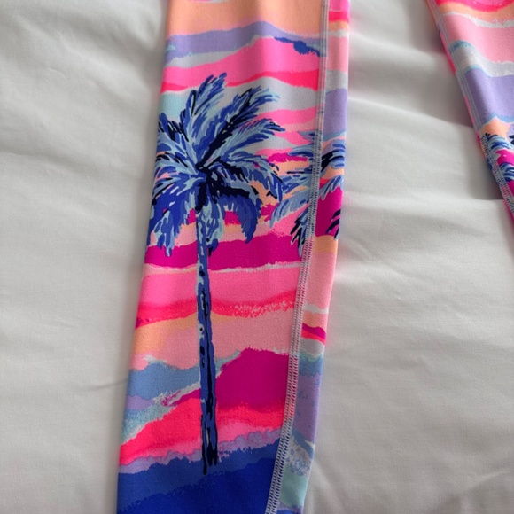 Lilly Pulitzer Luxletic 26” Weekender Legging Sunset Palm Sunset Engineered XS - Picture 3 of 8